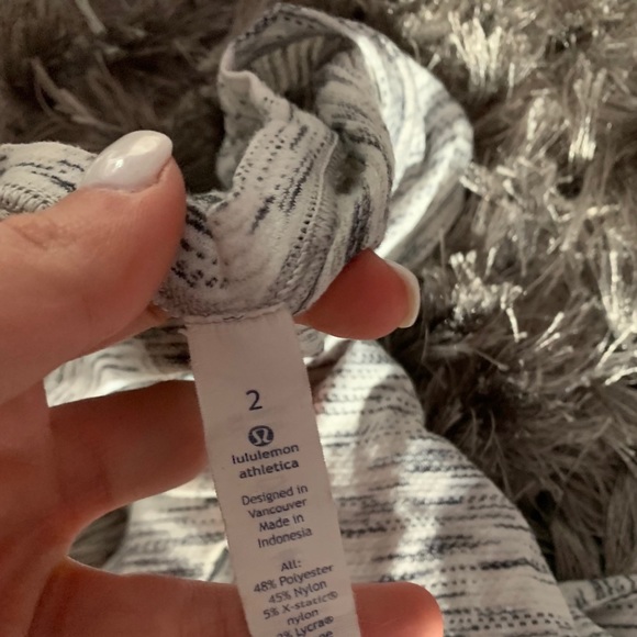 Gently worn lululemon tank top, like new!☁️💥 - Picture 3 of 3